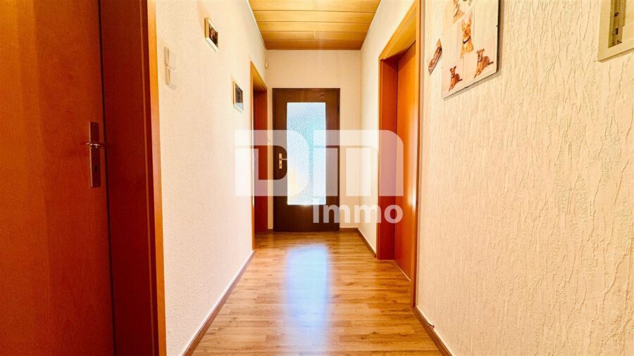 Solides Ein- bis Dreifamilienhaus + zwei Garagen mit großem Grundstück in Traumlage - DG Flur / Diele